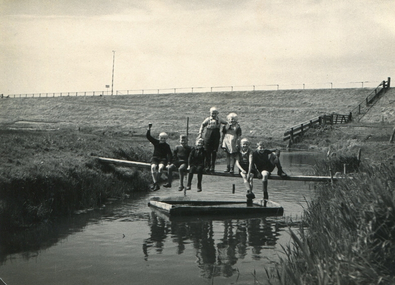 f9776