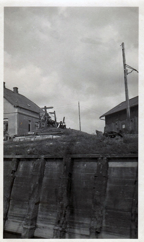 W175